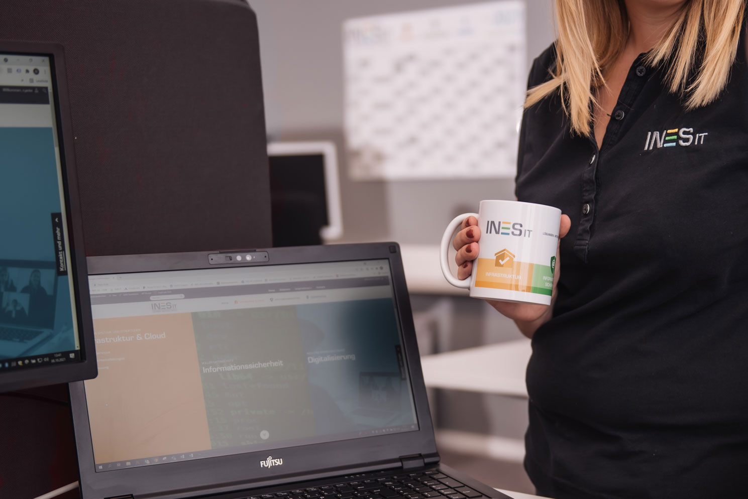 Mitarbeiterin hält Kaffeetasse