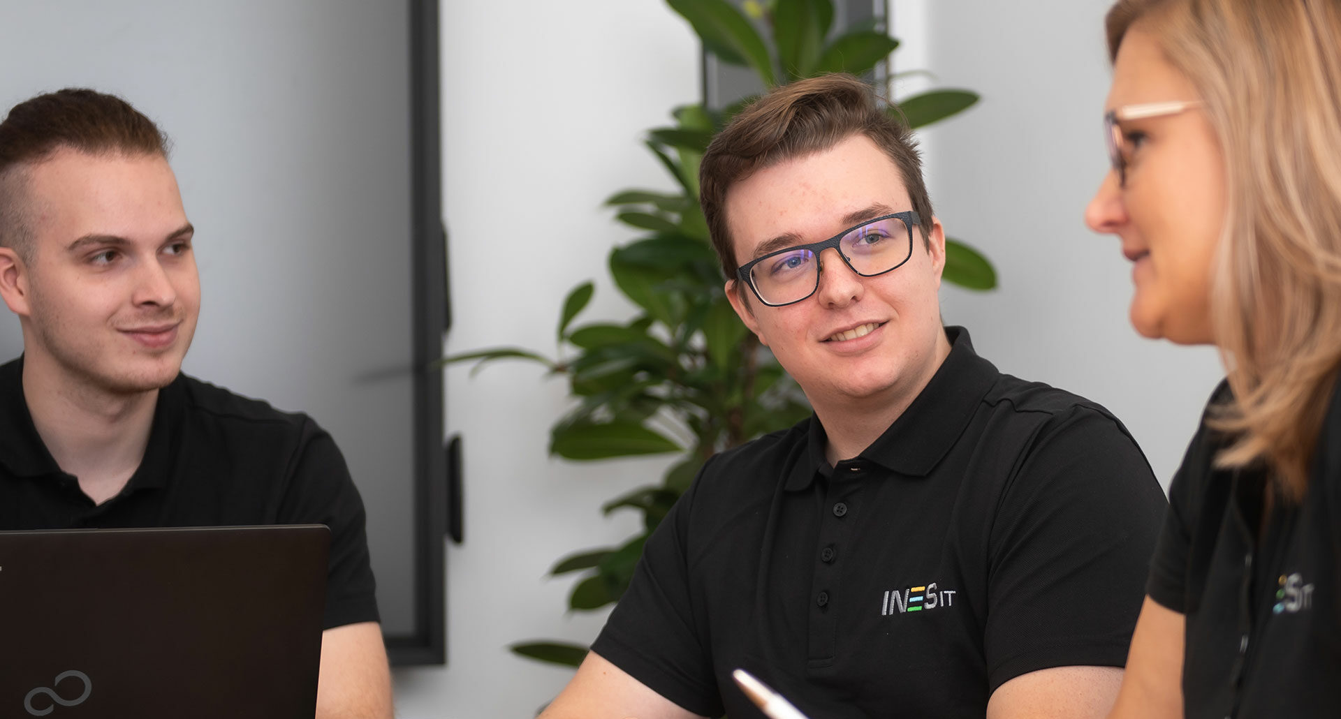 INES Mitarbeiter in einem Meeting