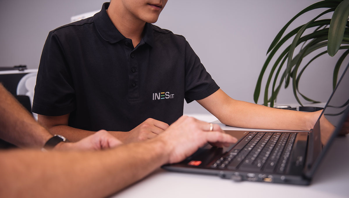 INES Mitarbeiter am Laptop