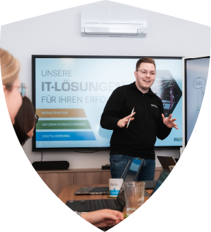 INES Mitarbeiter in einem Meeting