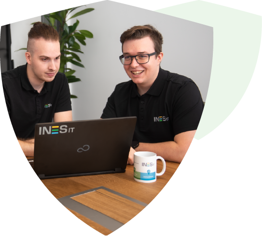 INES Mitarbeiter vor einem Laptop