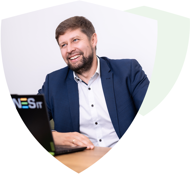 INES Mitarbeiter vor einem Laptop